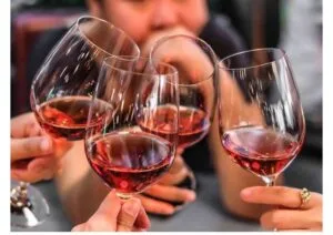 Mơ thấy uống rượu đánh con gì? Điềm báo lành hay dữ?